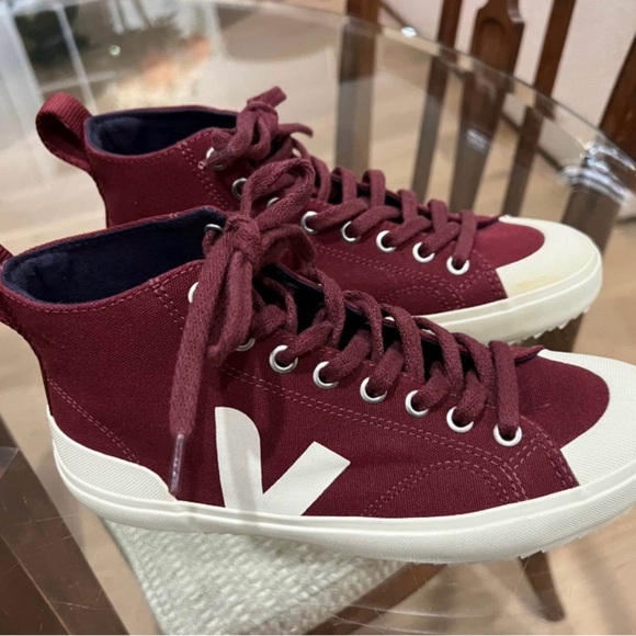 Veja Wata II Canvas in Maroon Red - Picture 2 of 6